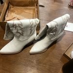 White knee high cowboy boots Size 9 Photo 1