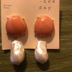 A New Day  NWT Peach/Pink and Pearl Gold Drop/Dangle Earrings Photo 3
