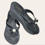 Guess  black foam thong sandals! Photo 1