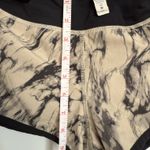 Lululemon  Shorts Hotty Hot 2.5" Low-Rise Photo 5
