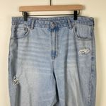 American Eagle Curvy Mom Jeans Women’s Size 18 Strigid Relaxed Fit Light Wash Photo 3