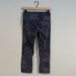 Lululemon WUNDER UNDER HI RISE CROP ETCH HAIL MIDNIGHT NAVY FULL ON LUXTREME 21” Photo 6