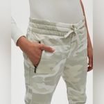 TNA Aritzia Alix Jogger Pants in White Camo Size Medium Green Photo 13