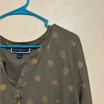 Karen Scott 🌿 Plus 2X Gold Leaf Print Henley Top Olive Green 3/4 Sleeve Photo 5