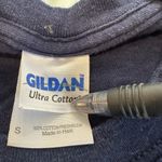 Gildan NWOT Unisex Sz: Small Yale University Spell Out Navy Cotton Graphic Tee. Photo 5