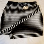 Guess NWT  Striped Black and White Women's Mini Skirt. Photo 3