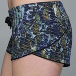 Lululemon REVERSIBLE  Water: Surf Short
Floral Sport White Multi / Black Photo 5