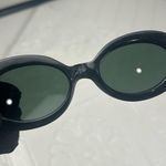 House of Hugo Womenโs Oval Sunglasses Black Frame Green Lenses Retro Style Photo 3