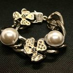 St. John Beautiful Vintage  Linked Half Dome Pearls & Flowers Bracelet Gold Tone  Photo 0