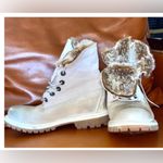 Timberland  faux fur boots size 6 very soft in the inside cozy for cold weather Photo 12