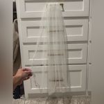 Wedding Veil, perfect condition. Worn for a couple of hours. 34” in length White Photo 1