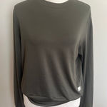 Vuori  Women's Daydream Crew shirt in the color Oregano or Moss Heather. X small Photo 0