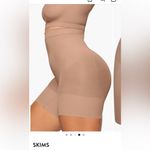 SKIMS ‎ Everyday Sculpt Short Sienna Size M NWT Photo 3