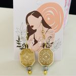 Elegant Gold Earrings with Bow Accent Photo 1