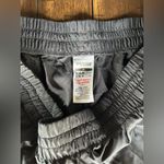 Gymshark  WOVEN POCKET SHORTS size medium in black Photo 4