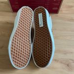 Vans  Old Skool V Burgundy Women 9.0
US Mens 7.5 US Photo 8