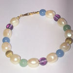 Avon Vintage Faux Pearl Purple Green Gold Tone Beaded Boho Bracelet Photo 2