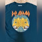 Def Leppard  leopard blue green hysteria tour graphic T-shirt women’s size XL Photo 2