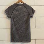 Saucony  Gray Dash Seamless Short Sleeve Top.  Size Small. EUC Photo 1