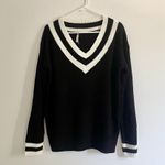 Oversized slouch preppy chic Black and White V Photo 0