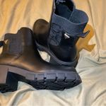 Guess Women  chelsea boots size 5 1/2 Photo 5