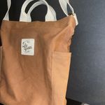 Lily green tan tote bag with zipper and a side pocket for a bottle or cup Photo 4