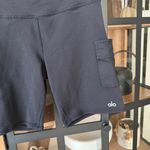 Alo Yoga  Biker Shorts High rise Waist Cargo pockets Black 7” Inseam workout Photo 5