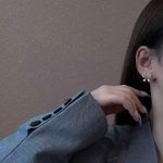 Simple and compact geometric bow pearl earrings Gold Photo 1