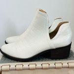 VOLATILE Women's Bootie Fashion Boot size 7.5 white Photo 1