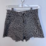 These KanCan jean shorts feature a chic gray color with a stylish leopard print design, offering a trendy and comfortable fit. The elastic waistband ensures ease of wear, while the soft fabric provides all Photo 0