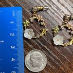 Rhinestone Flower & Bee Earrings Green Photo 1