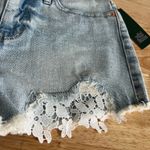 Wild Fable Women's Light Wash White Crochet Hem Jean Shorts - Size 4 - NWT Photo 3
