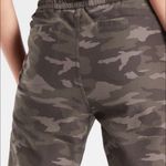 Athleta  camo farallón jogger size 6 Photo 5