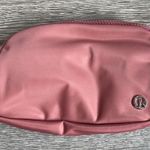 Lululemon  EVERYWHERE BELT BAG in BRIER ROSE. Photo 1