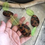 Lucite Vintage animal print and green necklace Green Photo 1