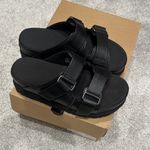 UGG  Goldenstar Hi Slide size 7 brand new. Never worn Photo 7