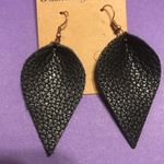 Earrings Black Teardrop Leaf Earrings in Faux Leather BRAND NEW Fish Hook Photo 2
