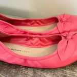 Isaac Mizrahi  Coral Pink Ballet Flats Women’s Size 8.5 Bow Detail Photo 3