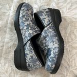 Savvy ‎ Brandy Blue Metallic Floral Slip Resistant Nursing Shoes Size 9 Photo 2