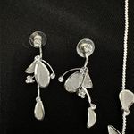 🦋NWOT Gorgeous Silver Flower Crystal Set Photo 3