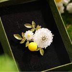 White‎ Floral Brooch with Yellow Bead Accent – daisy natural Photo 0