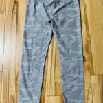 Vuori  Womens Sz M Clean Elevation High Rise Leggings Lt Gray Camo Cycle Survival Photo 7