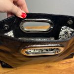 Tasche Black Patent Leather Fold Over Clutch Handbag Silver Tone Oval Handle Photo 3
