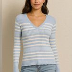 Madison Light Blue and white V Photo 0