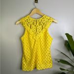 Laundry by Shelli Segal sunny yellow lace sleeveless top button back size small Photo 2