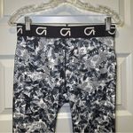 Gap Fit Grey/White Print Pull On Tight Leggings size M Photo 2