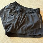 Lululemon Womens Hotty-Hot Black Running Shorts Lined 2.5 Inseam Size 4 Photo 3
