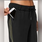 Lululemon  On The Fly Pant Woven Track Stripe Size 6 Photo 1