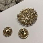 Vintage Gold Tone Large Brooch Pin & Clip Earrings Set Photo 0