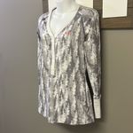 Under Armour  Women’s Fitted Pullover W/ Long Sleeve Snap V-Neck & Sleeves- Med Photo 1